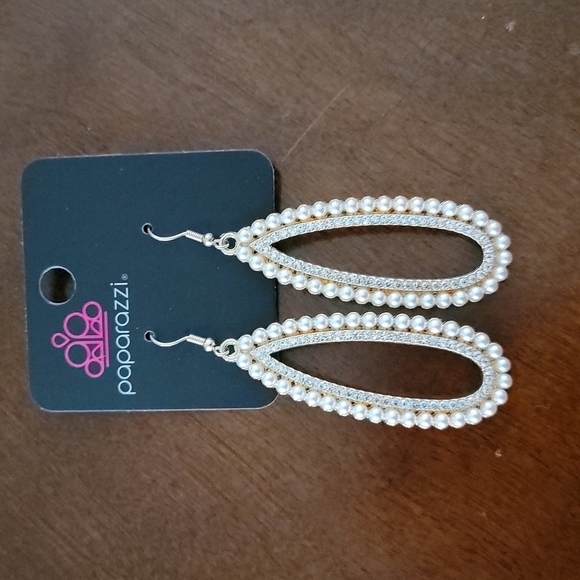 paparazzi Jewelry - Glamorously Glowing Earrings